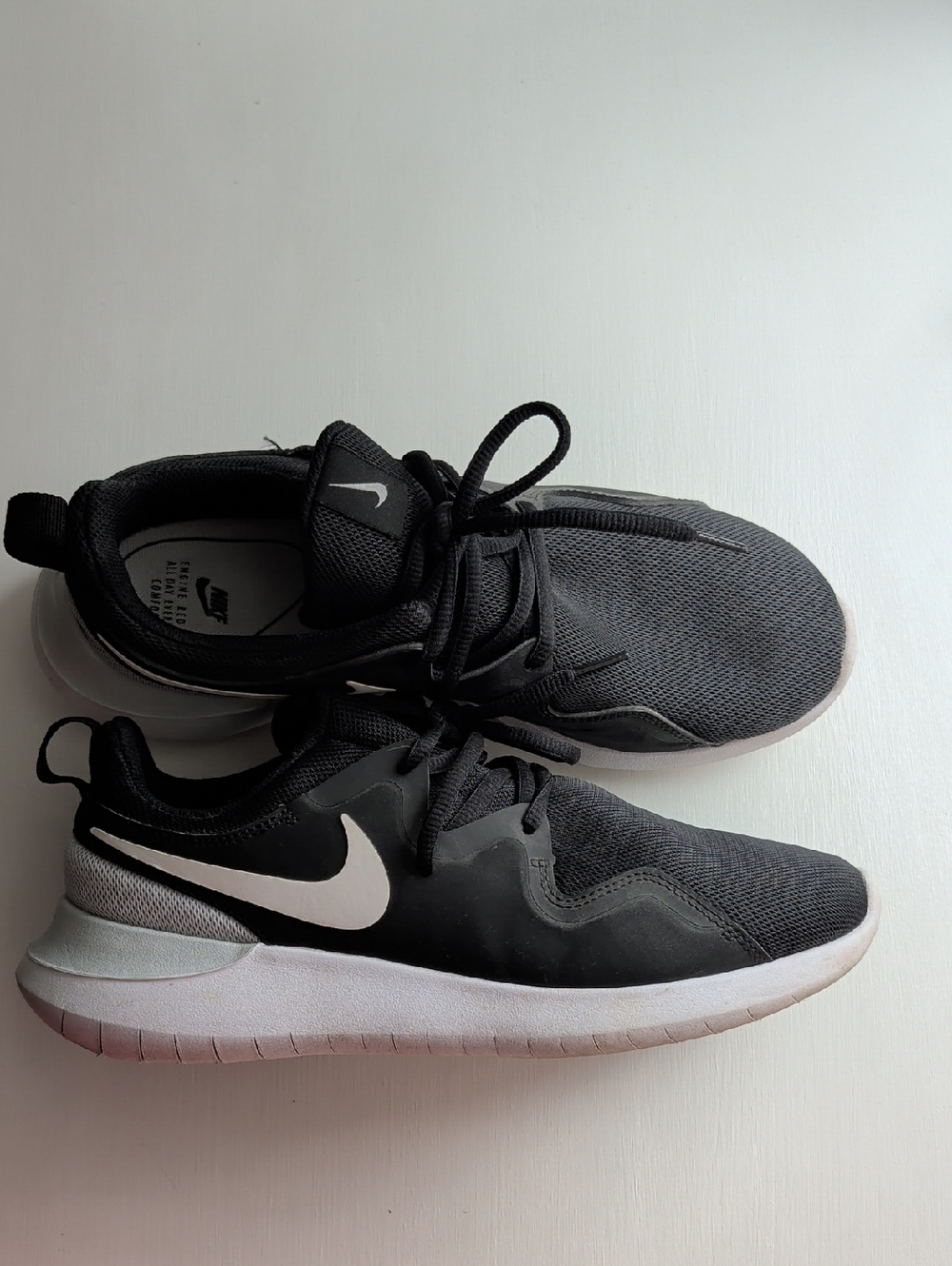 Women's Nike Tessen low-top sneakers Size 9 US